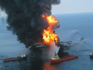 800px-Deepwater_Horizon_offshore_drilling_unit_on_fire_2010